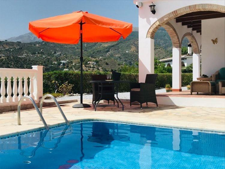 Casa Los Almendros Canillas de Albaida ภายนอก รูปภาพ